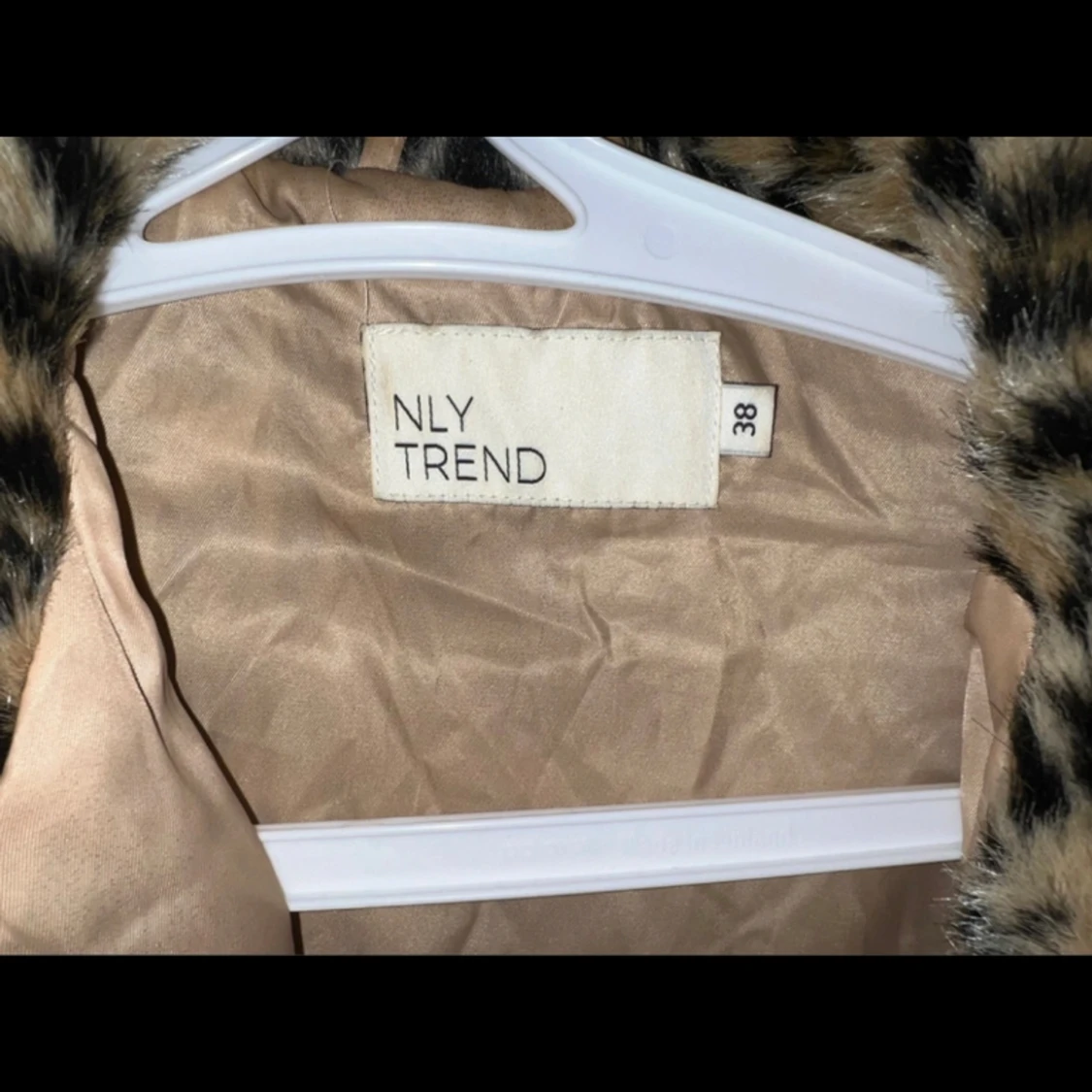 Pälsjacka i leopard   - 91