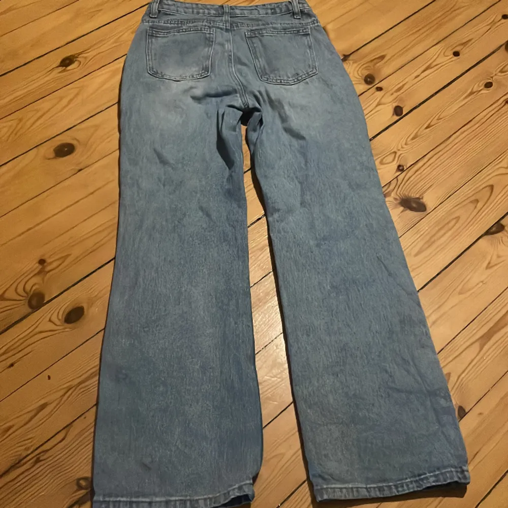 Midja 74 cm längd 98 cm, dom är hög midjade och bra skick. Jag vet inte storleken💗. Jeans & Byxor.