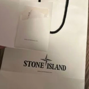 Stone island collage - Mycket bra skick! Size L men sitter kan vara spändare fast den är L! Färgen är orange/peach färg!