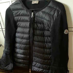 Moncler cardigan - (BYTER INTE)Säljer en jätte snygg moncler cardigan k nyskick helt fel fri och box, äktehetsbevis Sam kvitto finns kvar(inga skambud)