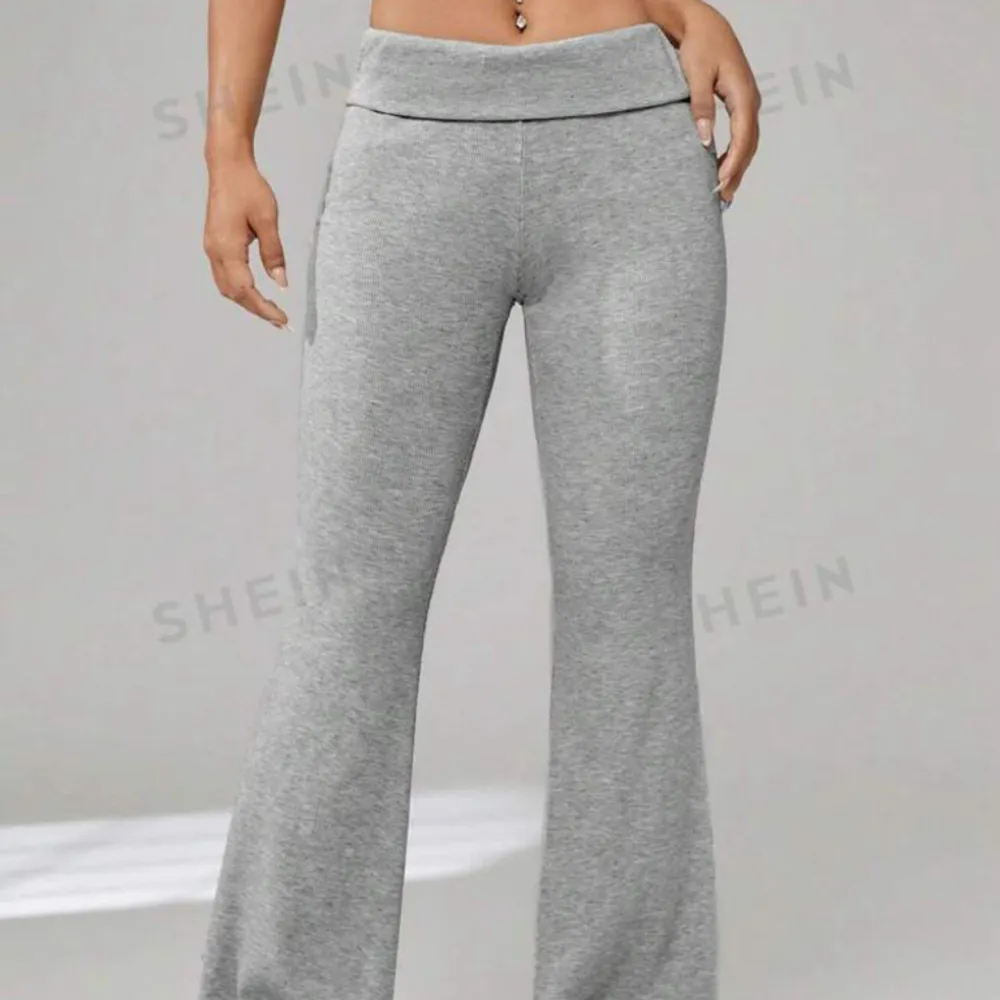 Yogabyxor från SHEIN🫶 i storlek S och köpta för 150kr! Säljer dem för 80kr, inte använda mycket💗. Jeans & Byxor.