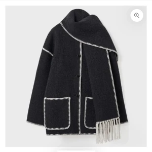 Kappa  - Säljer denna kappa inte ens öppnad från paketet, fick en exakt lika dan i fördelsedagspresent därför jag säljer denna. Den är i storlek xs