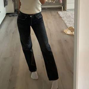 Mid waist jeans från zara 34/36, jag är 168