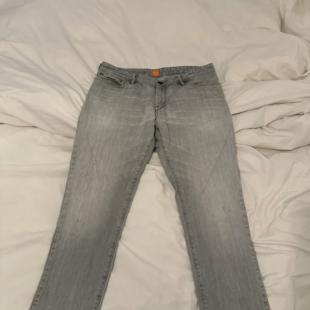 Gråa Hugo Boss jeans, W34 & L34!!  Säljer dem då de är för små för mig då jag har W36 i storlek:) Säljer för 500kr!. Jeans & Byxor.