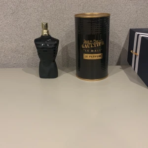 JPG le male le parfum - Säljer nu denna doft då jag inte använder den mycket. Flaskan ligger på 75 ml och jag uppskattar att ca 70 är kvar. Nypris ca 900, mitt pris 450