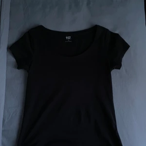 T-shirt  - Fin urringad T-shirt som passar att ha åt båda hållen! Storlek xs men passar även s Nästan aldrig använd och i bra skick 