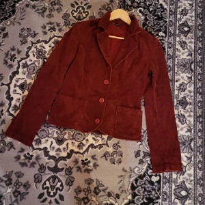 Manchester kavaj - En jätte fin vinröd Manchester kavaj!❤