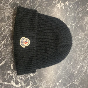 Moncler mössa(kvitto finns) - Äkta moncler mössa   Sparsamt använd   Kvitto finns Pris går att diskutera vill bli av me den fort