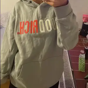 Säljer denna gråa hoodrixh hoodien då den inte kommer till användning längre. Skriv privat för fler bilder eller funderingar. Köpt för 900 kr.🩶🩶