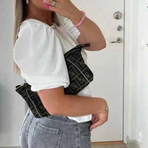 T-shirt - Bilden är tagen av missäy och egen insta jag använder ej denna för jag tycker inte om att ärmarna är puffiga så denna är i bra skicka och inte använd💗