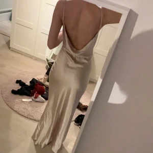 Balklänning  - 🥰Superfin helt oanvänd balklänning från Bohoo i storlek 36 (passar även 34), den har också justerbara axelband! Samt prislappen kvar. Köpte för 630kr, säljer för ca 500kr