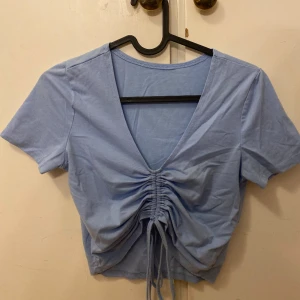 Blå top tröja - Säljer den pågrund av att jag ej använder den längre. Nästan helt ny och är väldigt bekväm. Skriv för bud så kan vi prata om de! 🤍  Är de nånting ni undrar så är bara att skriva.😊