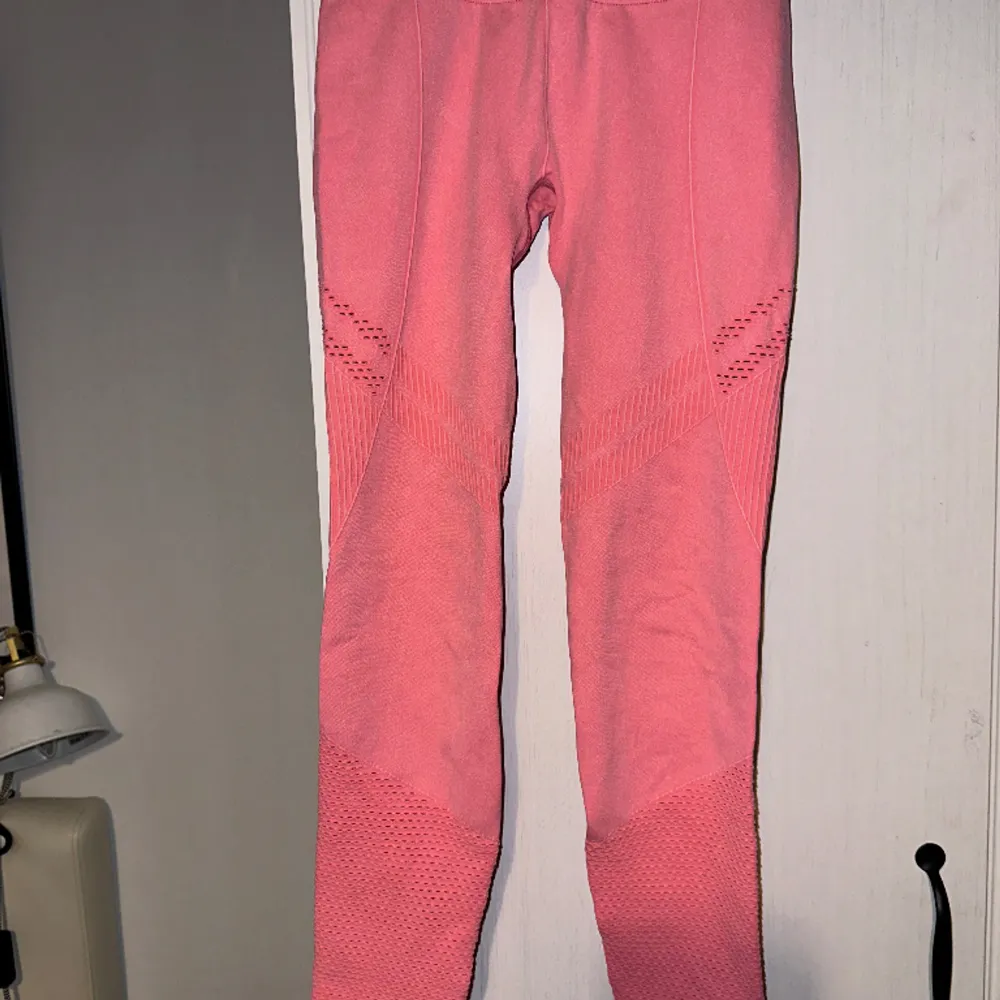 Replicking. Too small. The colorway is called washed bubblegum so it has a unique fade texture. Some twisting and warping along the seams and shrinkage. Metal tags intact. No holes, tears, rips, fuzz, pilling, fading. Pet/smoke free home.. Jeans & Byxor.