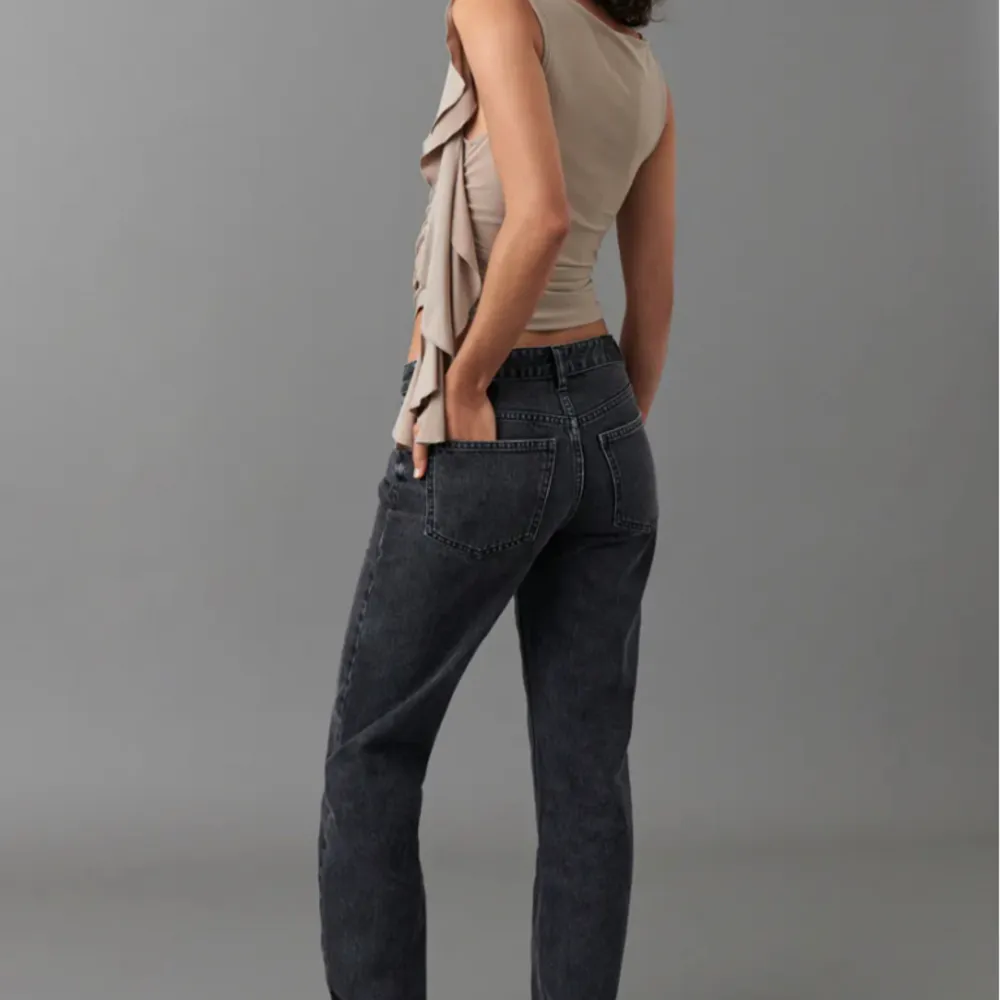 Jätte fina byxor från Gina tricot, använt två gånger och är i jätte bra skick, köpte de för 500 och eftersom de är inte använda många gånger och helt nya så kan vi diskutera priset om det passar eller inte 💕💕💕💕🙏. Jeans & Byxor.