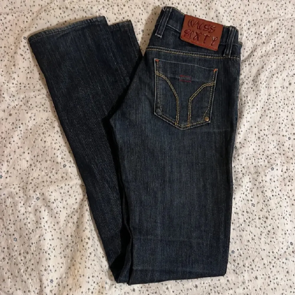 Lågmidjade jeans midjemått 74cm Innebenslängd 83cm. Jeans & Byxor.