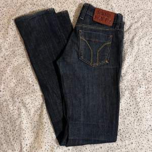 Lågmidjade jeans midjemått 74cm Innebenslängd 83cm