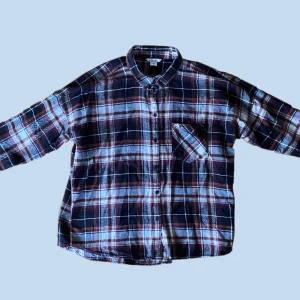 flanell skjorta - Svart vit flanell skjorta med bruna och vinröda detaljer. kontakta gärna vid frågor💕