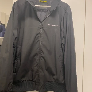 Sail racing vårjacka - Säljer en till perfekt jacka nu till våren. Den är väldigt bekväm och varm även ifall det är blåsigt. Helt felfri!. Pris kan diskuteras vid snabb affär!!