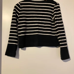 Massimo Dutti top - Long sleeved crop top in heavy cotton fabric, perfect for elavated casual outfit with high rise jeans.