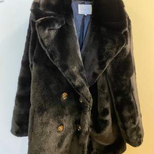 Svart faux fur jacka från By Malina, modell Halley storlek S. Sparsamt använd så i bra skick. En knapp var lös men det har fixats (se bild).
