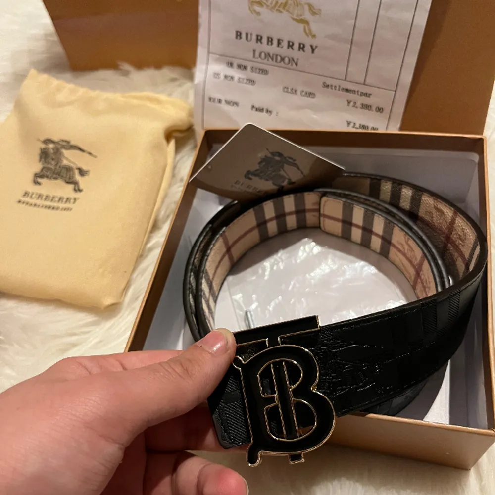 Säljer en feeeeet burberry bälte med fakturan oboxen o påsen o sllt för endast 999 kr priset går o dikutera o kom privat för frågor eller intresse . Accessoarer.