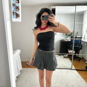 Prickig kjol - En jättesnygg prickig kjol som jag använt 4 gånger