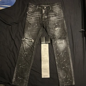 Dsquared2 jeans(Äkta) - Säljer nu mina gråa dsquared2 jeans. I bra skick och använt fåtal gånger. Köpta för 6 tusen säljs för 2 tusen men kan prutas ner lite. Kom dm för mer.