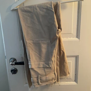 Högmidjade jeans - Zara - Högmidjade jeans från Zara (The marine straight). Nästan oanvända. Tajt runt midjan men stretchiga, lite utsvängda längre ner.