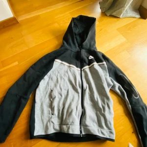 Nike tech fleece grå/svart - Säljer en riktgit snygg Nike tech fleece för billigt pris🤩‼️158-170, Väldigt bra skick, använd få antal gånger, diskutera via snabb affärer