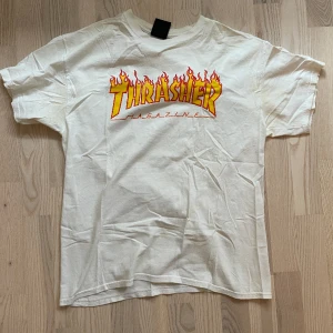 Thrasher t-shirt - Thrasher T-shirt, relativt välanvänd. Bra pris. Storlek L.