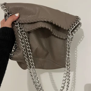 Trendig väska från Tiamo - Stella McCartney liknandr väska  Använd 2-3 ggr 