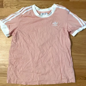 Adidas t-shirt rosa - Supersnygg t shirt. Färgen är som på första bilden.