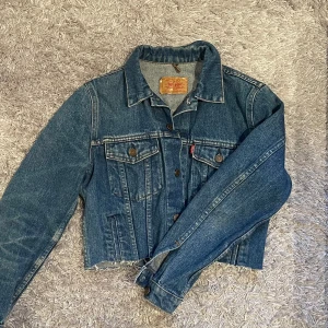 Vintage Levis jeans jacka - En vintage Levis jeans jacka köpt på second hand butik. 