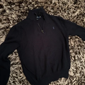 Polo Ralph Lauren stickad tröja - En stickad Polo Ralph Lauren tröja i marinblå i storlek M men passar även storlek S! Använd men i gott skick du kan få fler bilder om du vill!