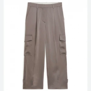 Nya! ARKET Cargobyxor i satin - Cargo byxor i satin från arket, storlek 34. Aldrig använda. Nypris i butik 1390:-