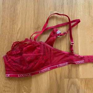 Lounge underwear bh  - Bralette/bh från lounge underwear. Säljer då den blivit för liten.  Tyvärr klippt bort storleken men skulle gissa på en 75C i kupan.