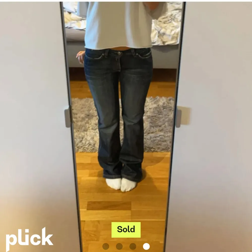 Lågmidjade bootcut jeans som köptes på Plick men passade tyvärr inte. (Sista bilden är lånad) . Jeans & Byxor.