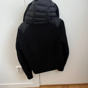 Moncler cardigan - Skick: 5/10  Storlek: 1/ small Säljer nu min cardigan då jag inte andvänder den. Den har nfc och qr kod båda funkar. Den är äkta men den är sönder så derför släpps den för billigt. Den har två ganska stora hål nere till vänster som Är lagade men syns