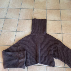 Tröja tjej  - Tröja i perfekt skick. Säljs pga rensa garderob. Oversized look och kort vid magen. 