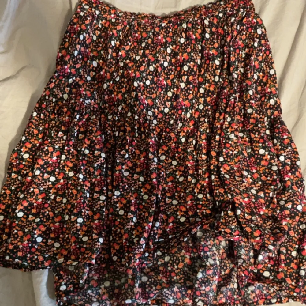 Blommig, skön sommar kjol passar tyvärr inte mig så bra inte riktigt min stil därför har jag valt att sälja denna kjol . Kjolar.