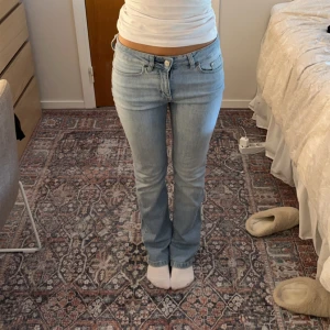 Blåa jeans  - Blåa lågmidjade jeans ifrån Lindex. Sjukt snygg tvätt och passform. Defekt vid bältesremmarna (se bild 3) på höger och vänster sida. Utöver det i bra skick ☺️💕