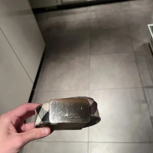 Burberry bälte 🍾 - Hej, nu säljer jag de här feta burberry bältet. De är en liten äldre model som sitter sjukt snyggt på, skicket är helt okej  men de finns några små defekter, skicka dm för frågor! 😉🍾 ”nypris 4000kr” Självklart äkta 