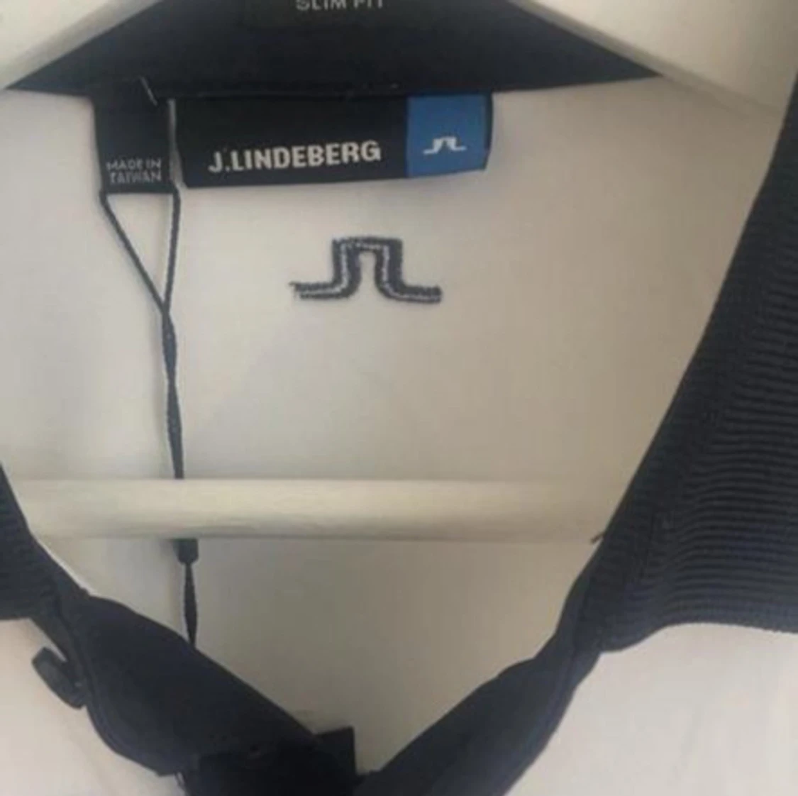 Vit golftröja från J Lindberg i Strl M för 299kr - 90