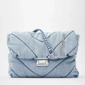 Blå väska från Zara i denim. Köpt på Plick men har aldrig kommit till användning av mig
