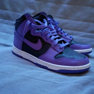 Nike dunks - Säljer några av mina skor. Dem Nike dunk high Lila är i nyskick använt 1 gång och är i storlek 43 pris 700kr Panda dunks är i använt skick å säljer därför dem för 250kr, storlek 42. Jordan 1 mid vet ej vilken modell 280kr,S 40, fint skick. Allt äkta.