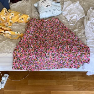 Medel lång kjol - En blommig kjol som är jätte skön men tyvärr för liten för mig o den bara är så fin på sommaren