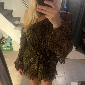 Leopard klänning/”shortsdress” - En super fin klänning med shorts i leopard tyg med lappen på. Säljer för den inte passar mig.