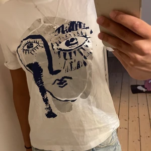 Tshirt  - Zara t shirt i strl s, aldrig använd💓