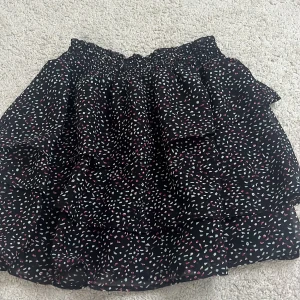 Volang kjol med fina mönster  - Helt oanvänd, stor i storleken. Köpte för 350 men säljer för 200kr .