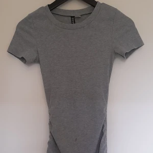 Klänning  - En lång grå klänning , i storlek xxs. Inte använd många gånger. 